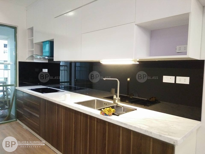 Kính ốp bếp màu đen nhà chú Hùng Ngõ Hòa Bình 6
